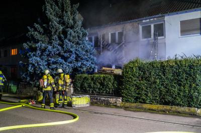 Tamm: Vollbrand in Messi-Wohnung - schwierige Loescharbeiten durch Vermuellung